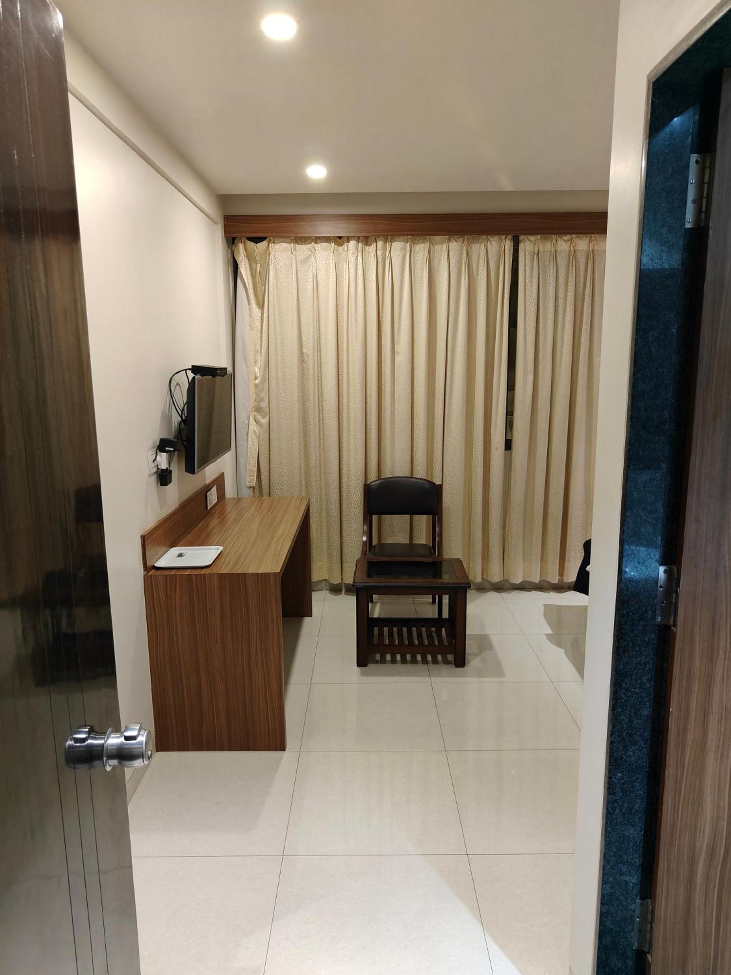 Hotel Sahyog & Rooms Surat Exterior photo