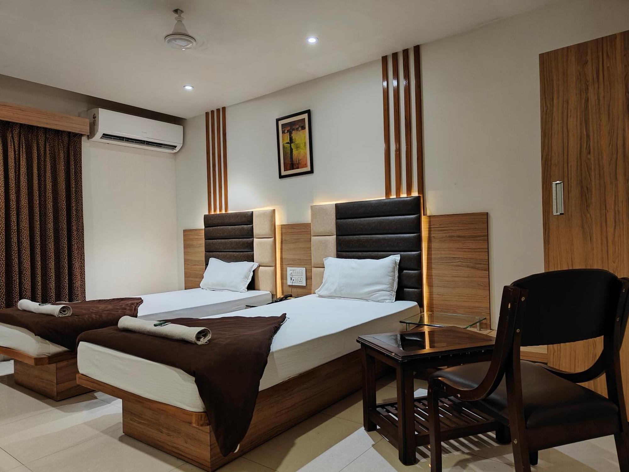 Hotel Sahyog & Rooms Surat Exterior photo